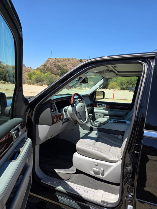 SUV: INTERIOR DETAIL